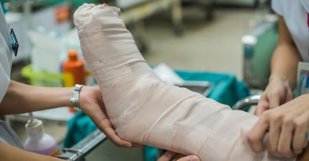 Oblężenie na oddziałach ortopedycznych. Lekarze apelują