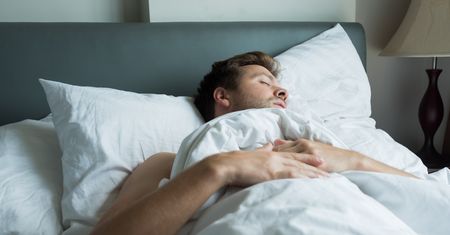 Jak zasnąć w 60 sekund? Naukowiec zdradza prosty sposób
