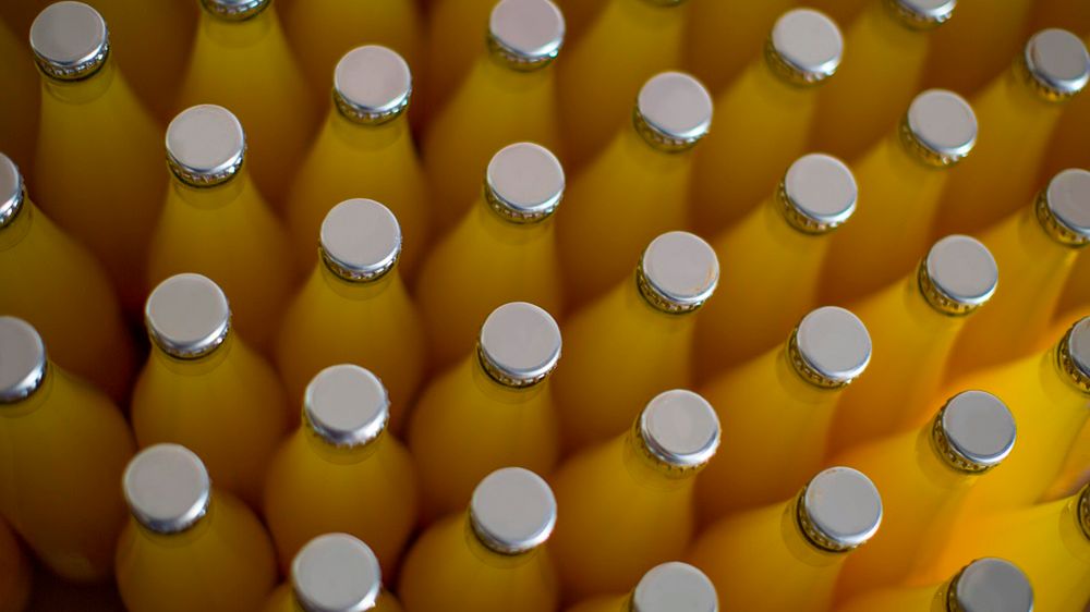 Dr Kulczyński wyjaśnia, że w napojach owocowych znajduje się głównie woda i cukier