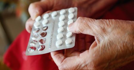 Nowa terapia na alzheimera. Lek ma wspierać "samooczyszczanie" neuronów