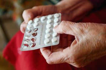 Nowa terapia na alzheimera. Lek ma wspierać "samooczyszczanie" neuronów