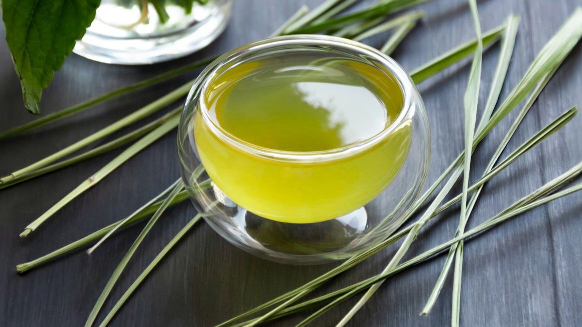 Palczatką cytrynową aromatyzować można napoje, drinki, herbaty czy kompoty.