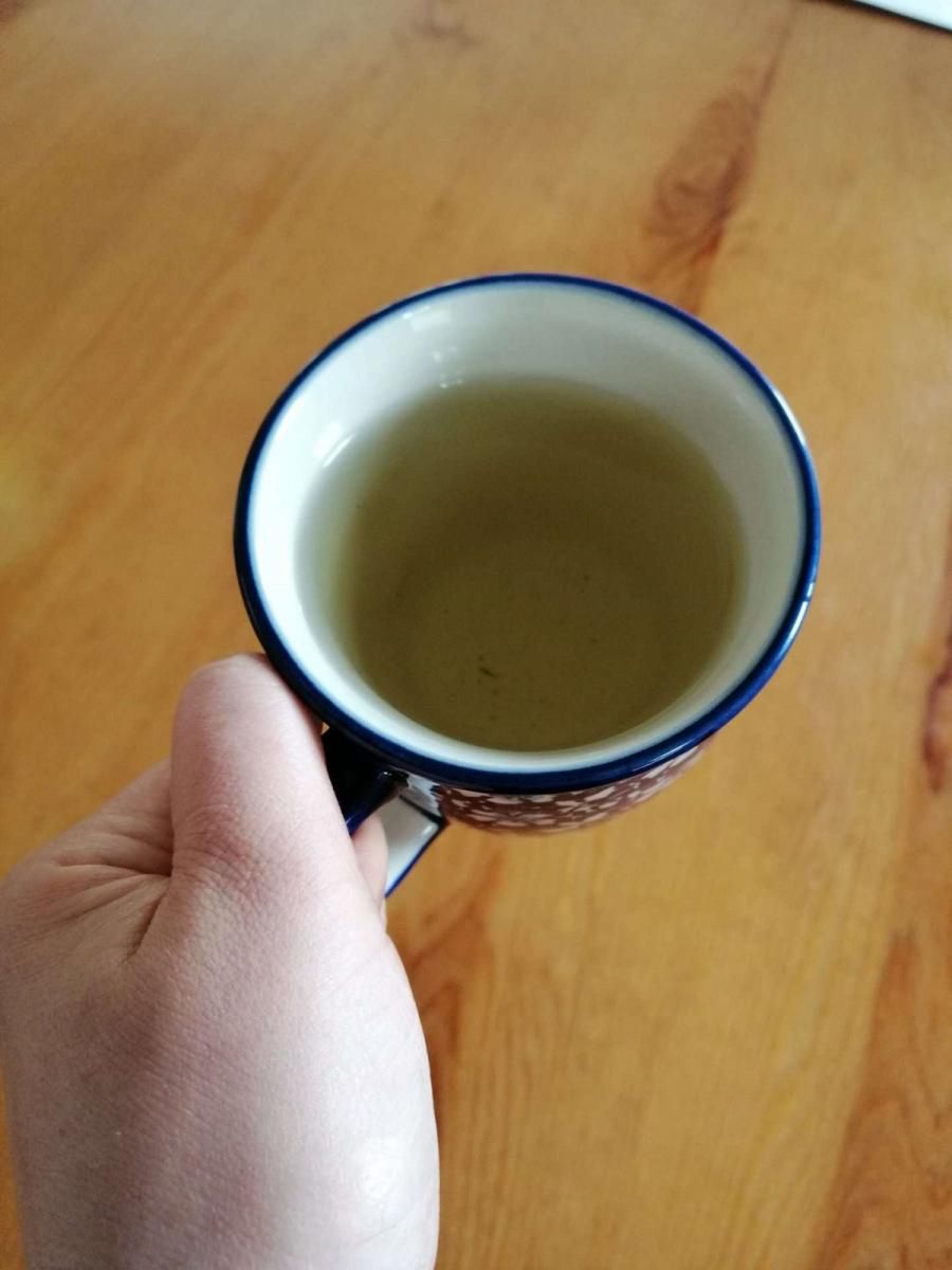 Herbata z pokrzywy z cytryną i miodem