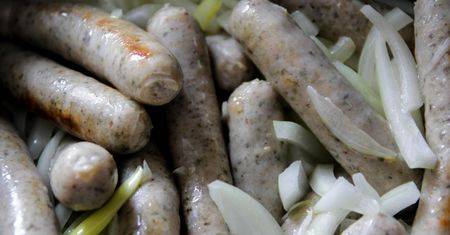 Nieodzowna na świątecznym stole. Bierzemy pod lupę składy białych kiełbas ze sklepowych półek