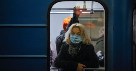 Pełne przychodnie i oddziały. "Zachorowania idą falami od listopada"