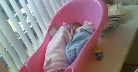 Noworodek w wanience na oddziale. Szpital się tłumaczy