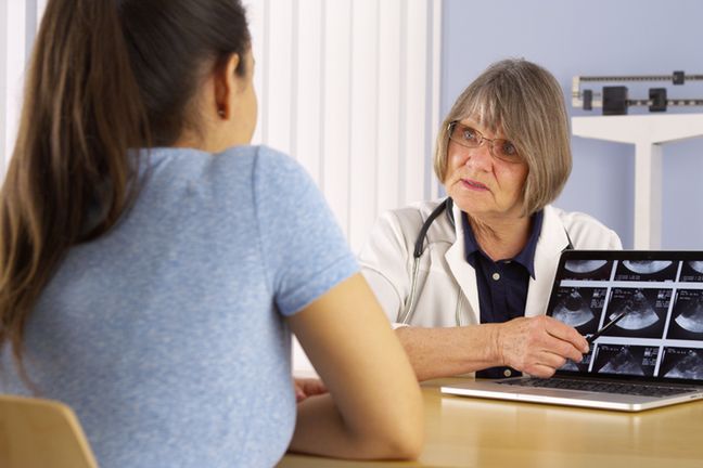 Objawy ciąży występujące w czwartym tygodniu ciąży mogą być pomylone z miesiączką