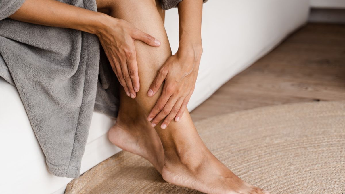 Jak spać przy zakrzepicy? Zdaniem specjalistów, przy zakrzepicy wskazane jest spanie z nogami lekko uniesionymi ku górze.