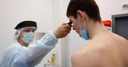 Tak choruje się po szczepieniu. Nie każdy przechodzi zakażenie łagodnie