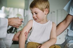 Zaszczep dziecko przeciwko grypie. Pediatra: Szczepionka nie chroni przed wirusem, ale przed groźnymi powikłaniami