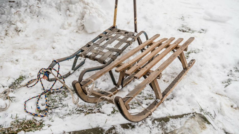Sześciolatka spadła z sanek na przejściu dla pieszych. Potrącił ją samochód