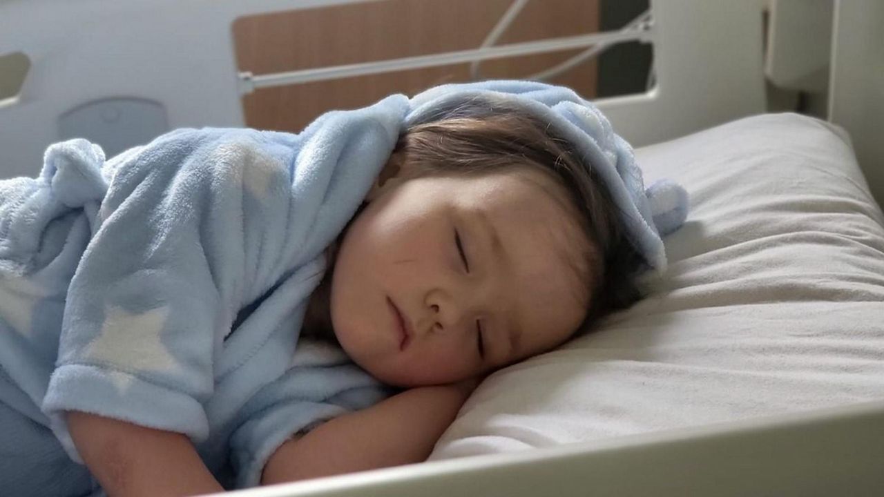 4-latka trafiła do szpitala z powodu tajemniczych problemów z wątrobą. "Uważam, że zachorowała, bo zjadła jajko niespodziankę"