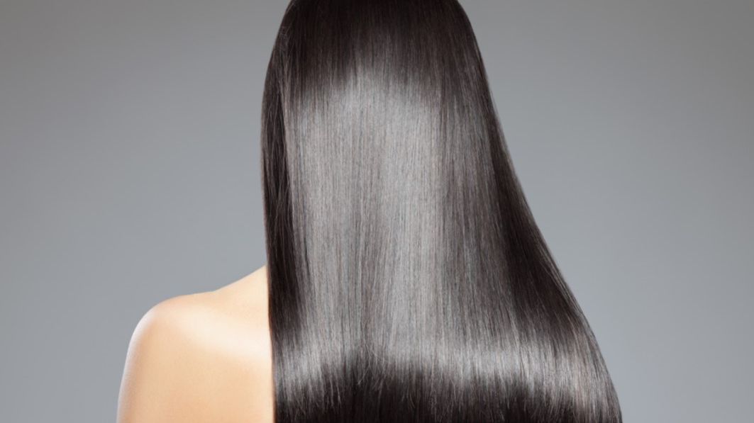 Włosy niskoporowate, ponieważ mają ciasno przylegające do kory łuski, wyglądają na zdrowe.