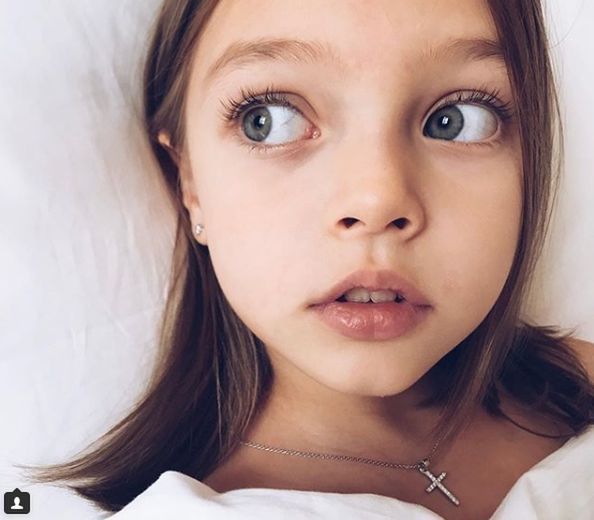 Dziewczynka ma piękne, duże i szare oczy