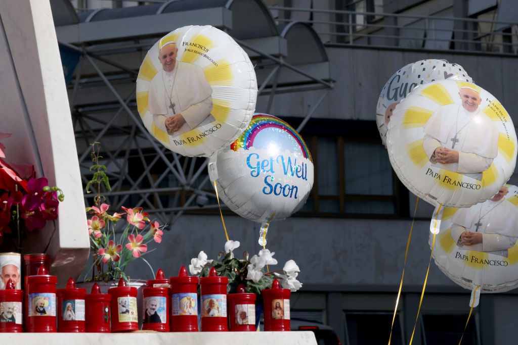 Życzenia powrotu do zdrowia dla papieża pod Kliniką Gemelli