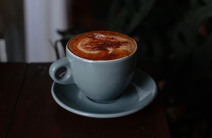Kawa flat white zdobyła ogromną popularność. Czy jest korzystna dla zdrowia?