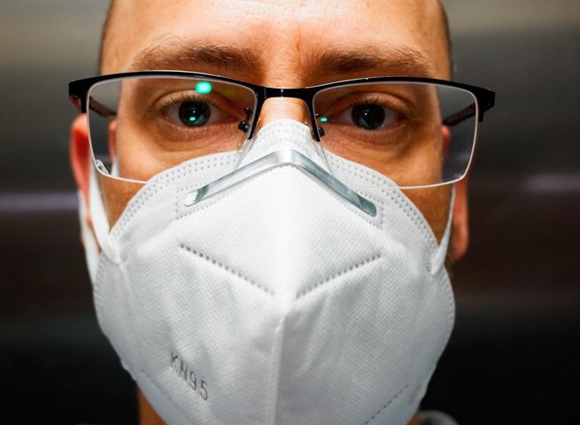 Koronawirus. Jak zapobiec parowaniu okularów podczas noszenia maski?