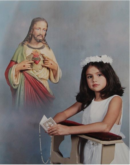 Pełna powagi Selena Gomez przystępująca do komunii