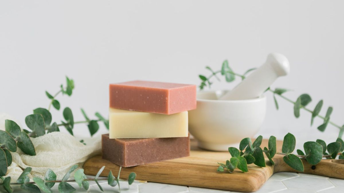 Wodorotlenek glinu jest wykorzystywany do produkcji kosmetyków, w tym mydła.