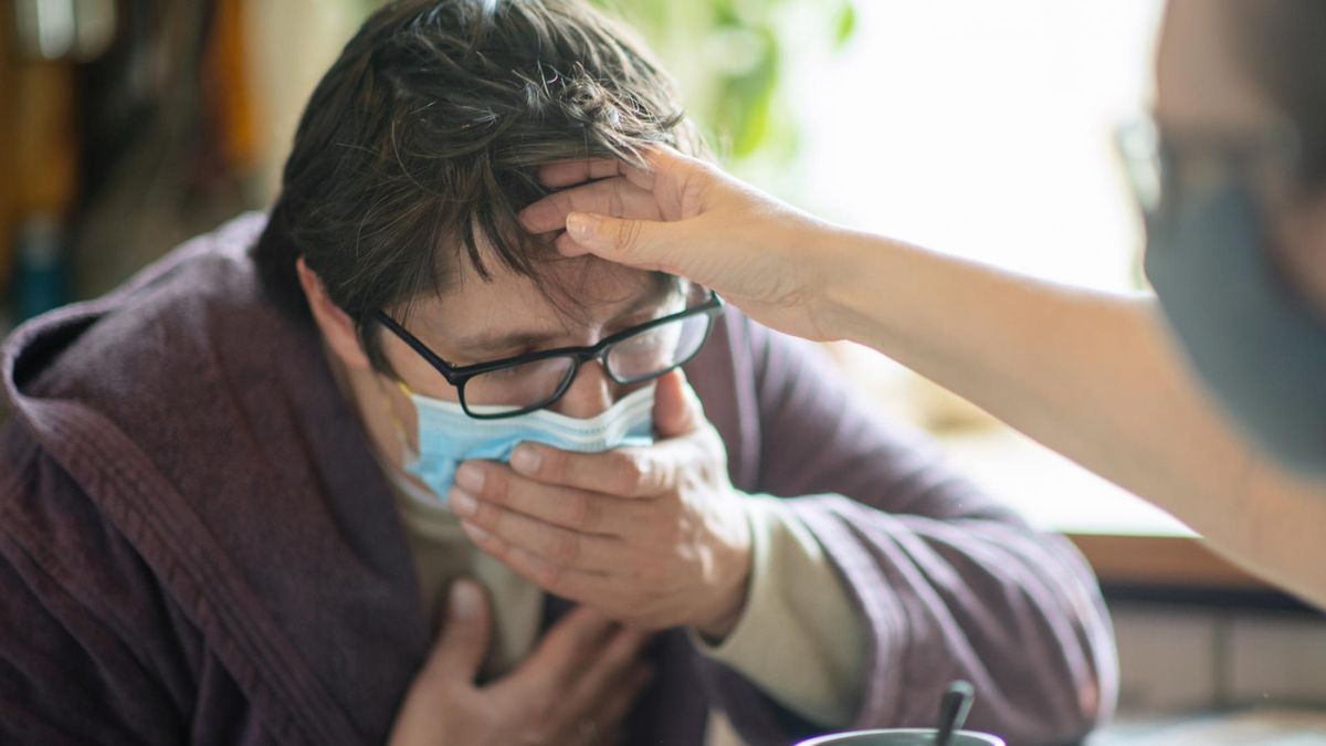 Rodzaj kaszlu może świadczyć o etapie rozwoju infekcji i czy doszło do zajęcia płuc