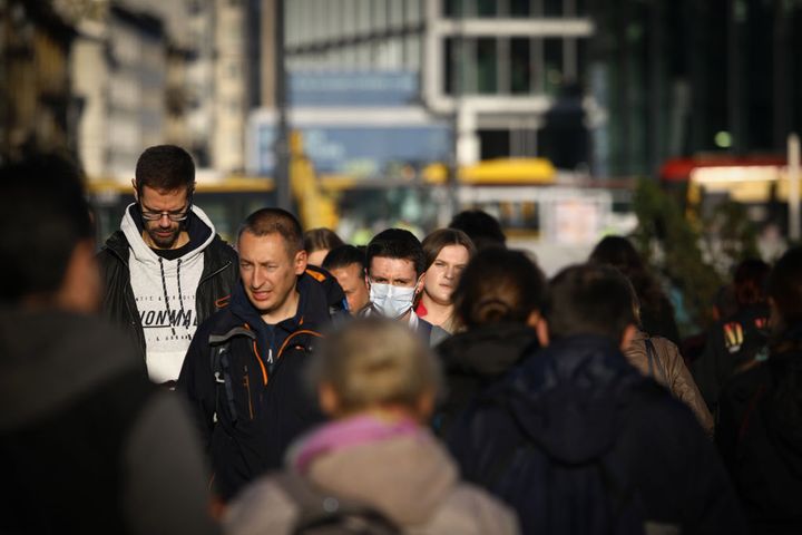 Liczba zakażeń wyraźnie spadła, ale eksperci zwracają uwagę, że w ostatmich dniach wykonujemy bardzo mało testów.