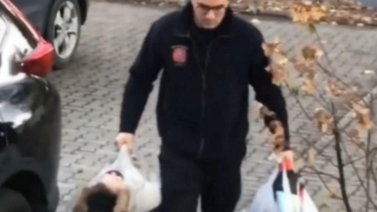Najpierw wziął zakupy, potem dziecko. "Szanuję cię za twój spokój"