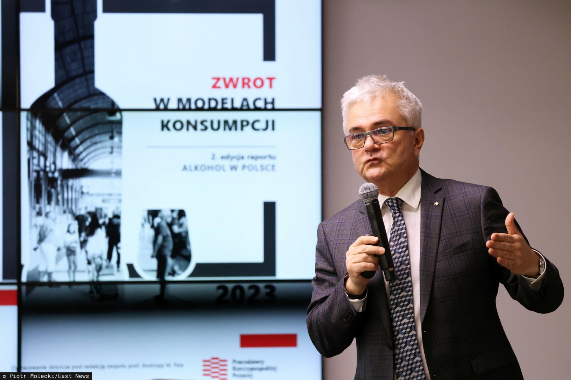 Prof. Andrzej Fal podczas prezentacji wyników raportu