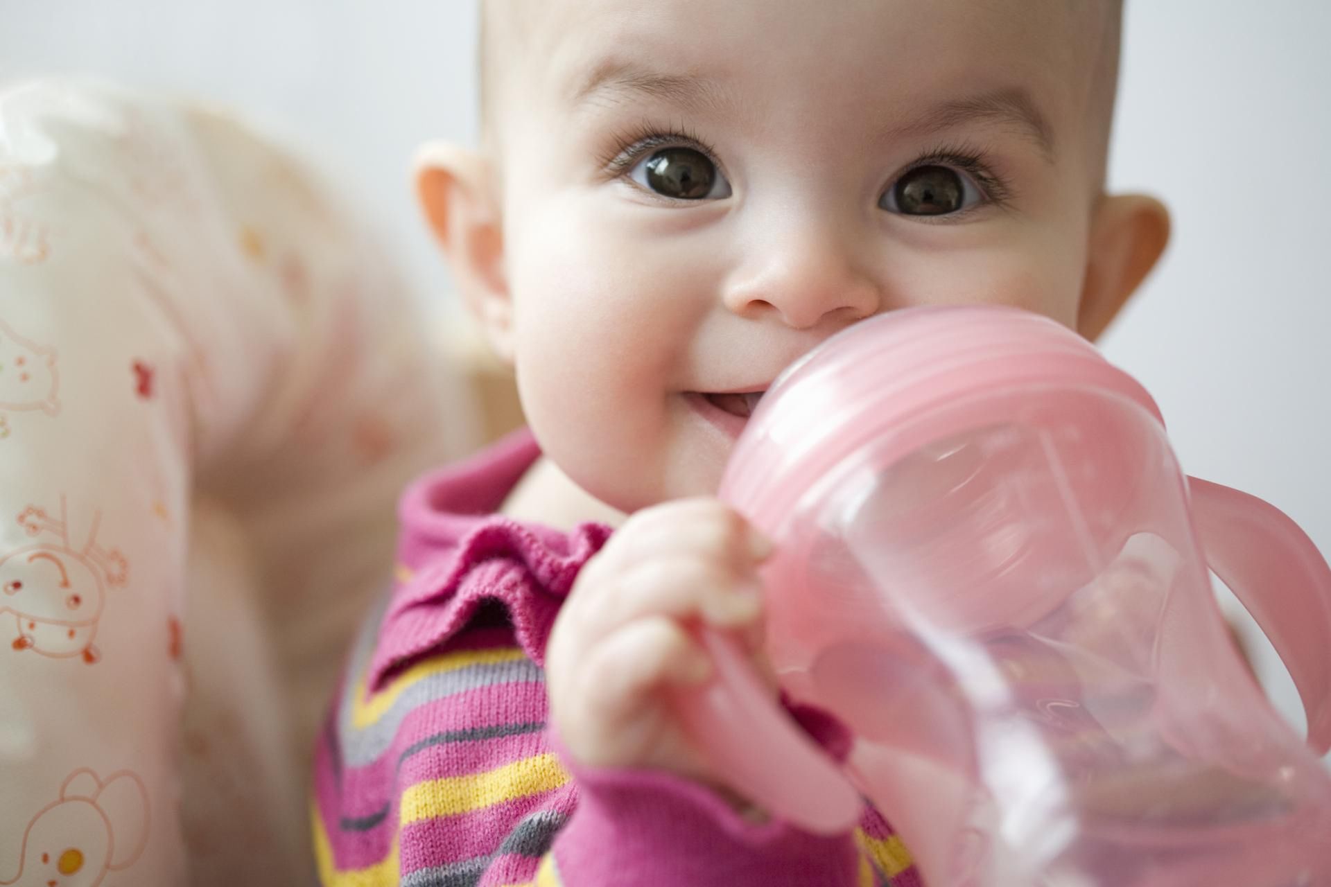 Od kiedy podawać dziecku wodę?