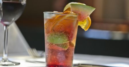 Kolorowe drinki na czarnej liście alkoholi. Dlaczego mogą szkodzić?