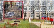 Patologia na placu zabaw. Na Grochowie zawisła nietypowa tabliczka