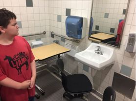 Autystyczny nastolatek w szkole. Dyrekcja wyznaczyła mu łazienkę jako miejsce do nauki