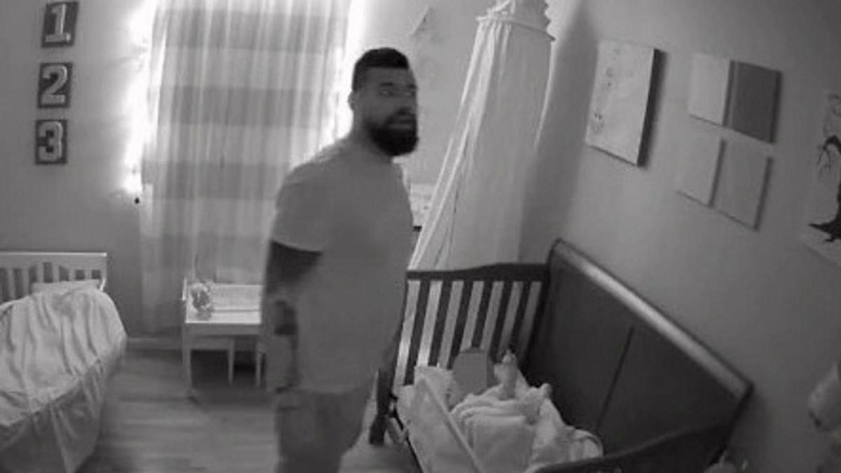 Dziecko twierdziło, że słyszy głosy dobiegające z kamerki zamontowanej w jego sypialni. "To mówi do mnie w nocy"