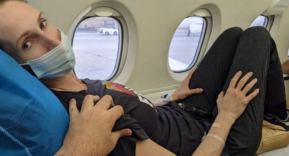 Kobieta całą drogę leżała na noszach