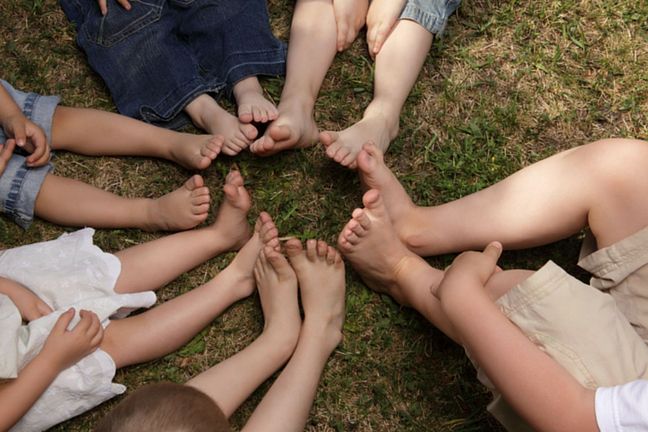 Dlaczego warto pozwolić dziecku chodzić boso?