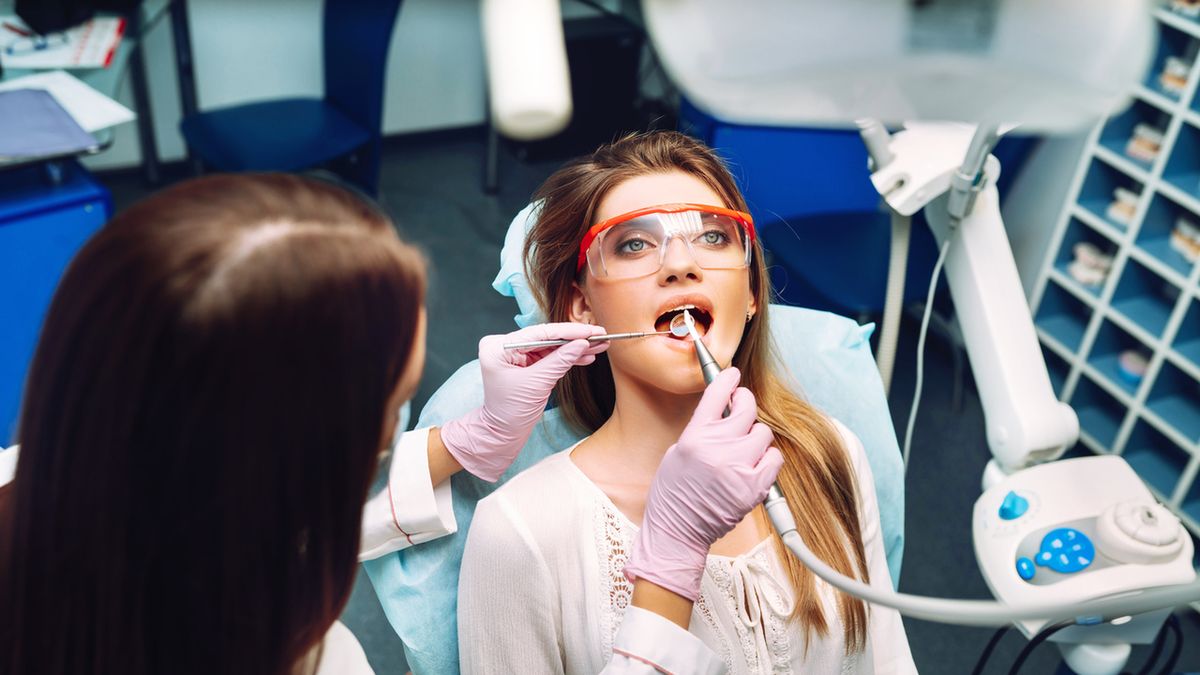 Piaskowanie zębów powinno się powtarzać co pół roku.