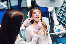Piaskowanie zębów - na czym polega, wskazania, przeciwwskazania, cena