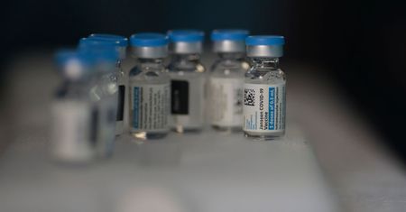 Rzadkie powikłania po przyjęciu szczepionki Johnson & Johnson. EMA zaleciła, żeby były wymienione jako efekt uboczny zastrzyku