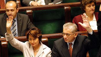 Posłowie PiS Barbara Marianowska i Ludwik Dorn podczas głosowania nad nowelizacją ustawy podatku PIT