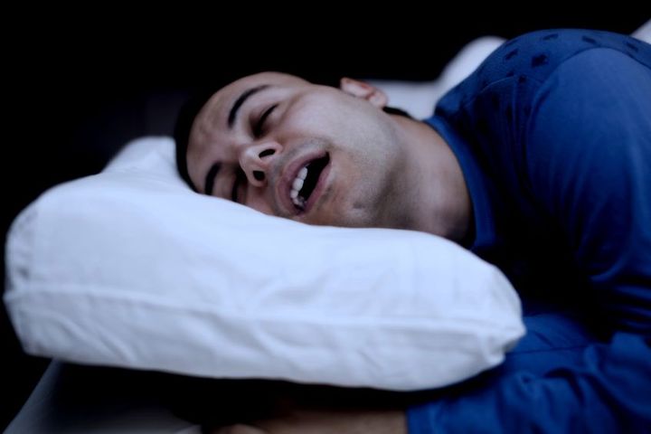 Jednym z objawów bezdechu sennego jest chrapanie