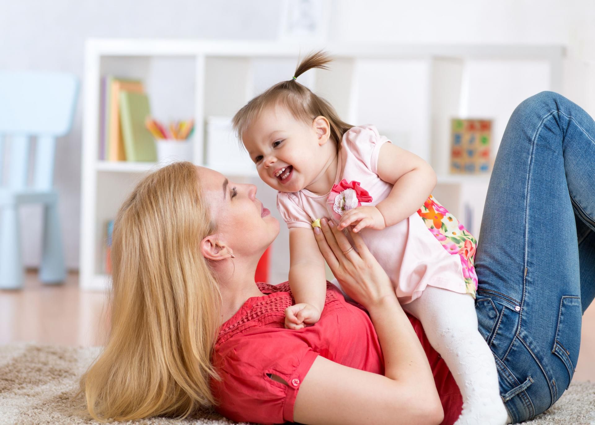 Dziecko bawi się z mamą