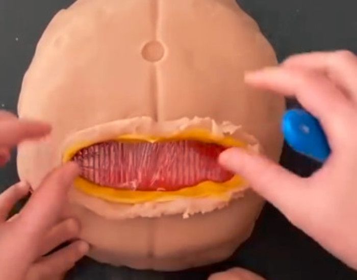 4-latek dowiaduje się, jak wygląda cesarskie cięcie dzięki zabawie z ciastoliną