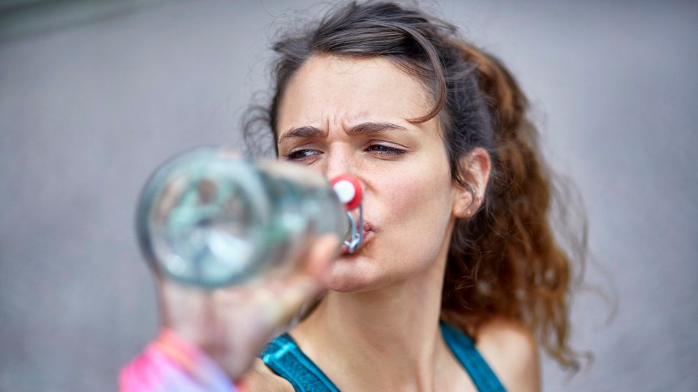 Pij przed snem, a kilogramy same spadną. Zdążysz jeszcze przed wakacjami