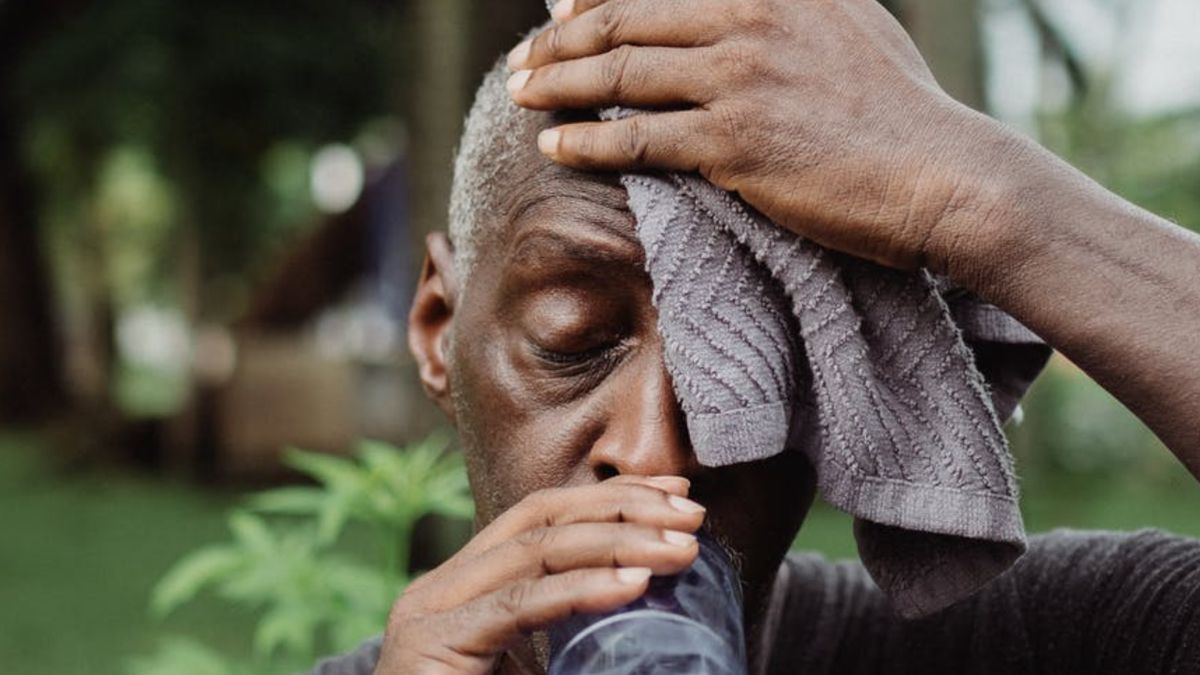 Pocenie się jest naturalną i pożądaną reakcją ludzkiego organizmu. Dlaczego się pocimy? Aby utrzymać prawidłową ciepłotę ciała oraz wydalać zbędne produkty przemiany materii.