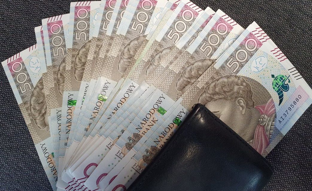 1000 zł miesięcznie na dziecko. Tym rodzicom przysługuje świadczenie