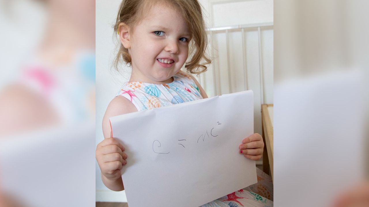 Najmądrzejsza dziewczynka w Wielkiej Brytanii. Ma tylko trzy lata (WIDEO)