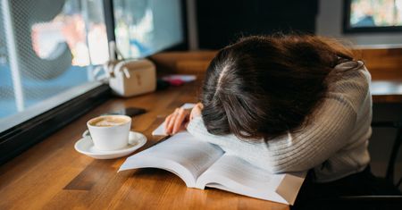 Zdarza ci się zasnąć w ciągu dnia? Te produkty dodadzą energii, gdy dni są coraz krótsze