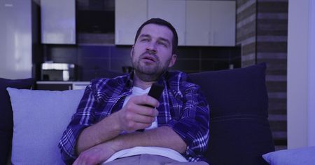 Regularnie wieczorem zasypiasz przed telewizorem? To próbuje ci przekazać organizm