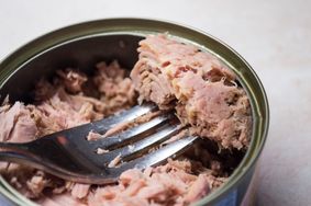 Czy warto jeść tuńczyka w puszce? 4 powody, dla których powinniśmy ograniczyć jego spożywanie
