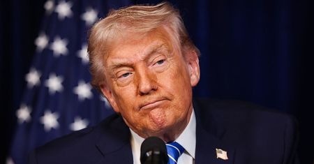 Trump tłumaczy się z siniaków. "Nie chcę gęstej krwi przelewającej się przez moje serce"