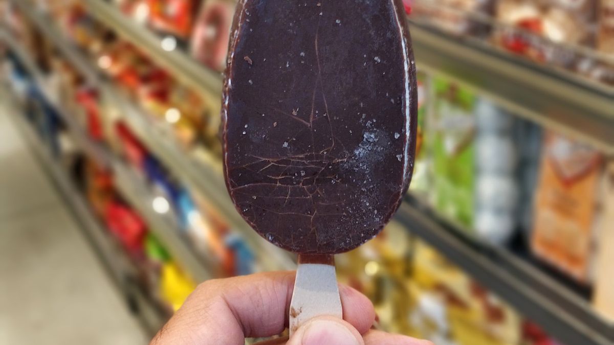 Jedzenie lodów w upalne dni może skończyć się anginą. Jakich błędów unikać, by sobie nie zaszkodzić?